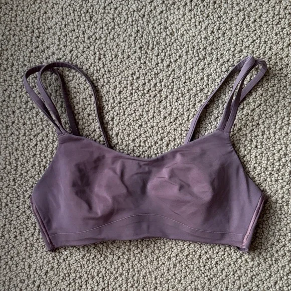 Lululemon like a cloud bra SIZE 4 - Picture 1 of 3